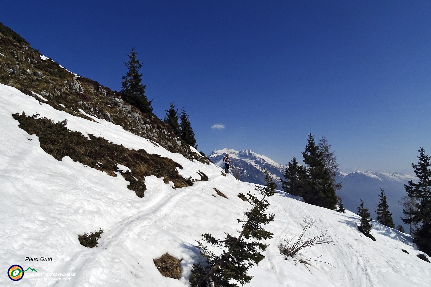 27 Seguiamo la traccia sci-alpinistica.JPG -                                